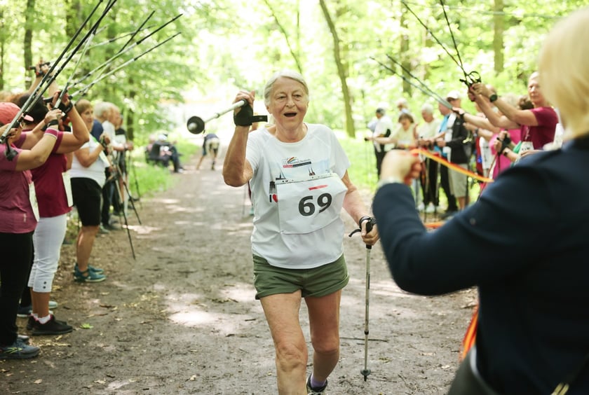 Seniorzy walczyli o puchar w nordic walking