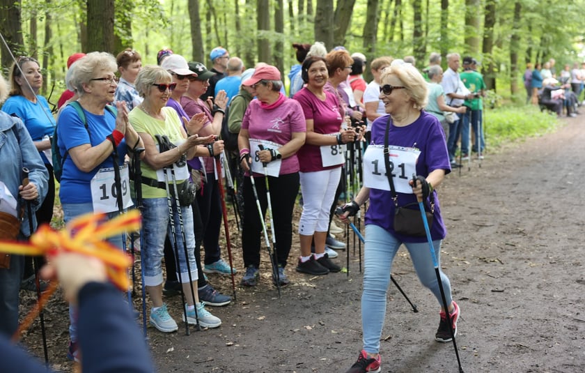 Seniorzy walczyli o puchar w nordic walking