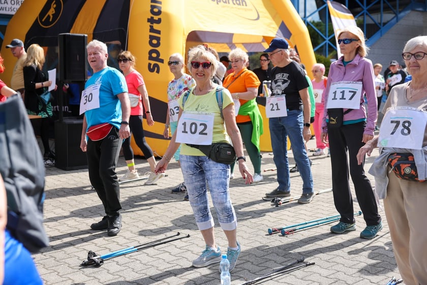 Seniorzy walczyli o puchar w nordic walking