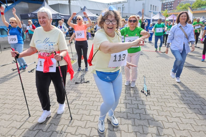 Seniorzy walczyli o puchar w nordic walking