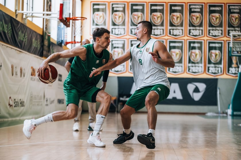 Kapitan Jaku Nizioł (z piłką) i Anthony Wrzeszcz, trening na Mieszczańskiej