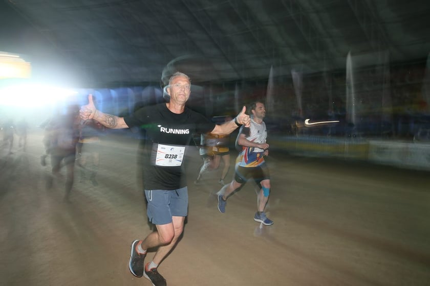 Nocny Półmaraton Wrocław 2022, uczestnicy, znajdź się na zdjęciach ze staru lub mety