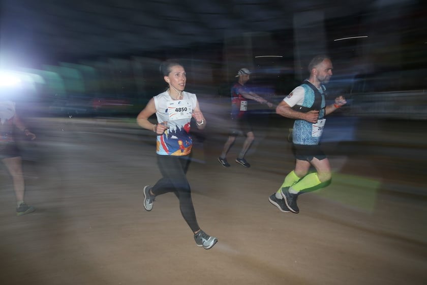 Nocny Półmaraton Wrocław 2022, uczestnicy, znajdź się na zdjęciach ze staru lub mety