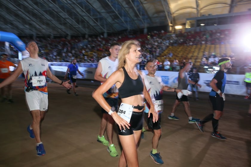 Nocny Półmaraton Wrocław 2022, uczestnicy, znajdź się na zdjęciach ze staru lub mety