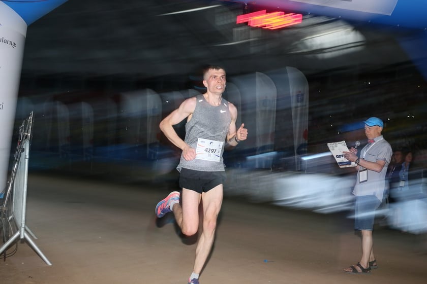 Nocny Półmaraton Wrocław 2022, uczestnicy, znajdź się na zdjęciach ze staru lub mety