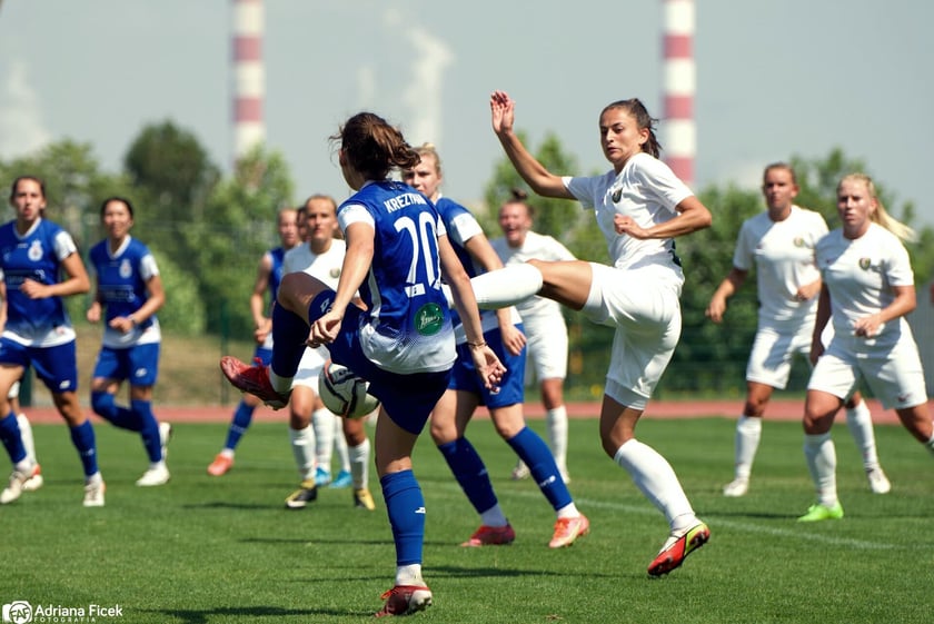 O piłkę walczy Natalia Sitarz