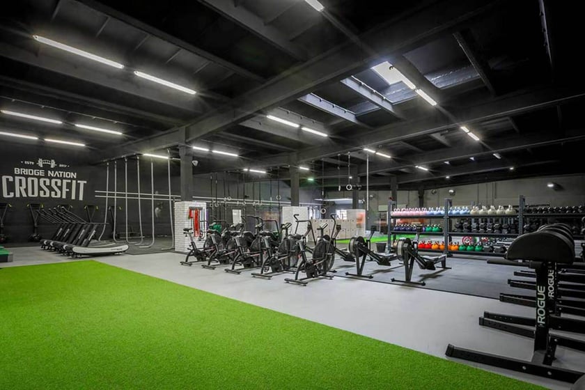 Bridge Nation CrossFIT, ul. Grabiszyńska 241E (e-mail: bridgenationcrossfit@gmail.com tel. 692 181 680). Ponad 1000 mkw. powierzchni, certyfikowani trenerzy, duża ilość sprzętu i szeroka oferta zajęć grupowych ? to wszystko czeka na klubowiczów w Bridge Nation CrossFIT. W klubie Bridge Nation CrossFIT można uczęszczać zarówno na zajęcia dla osób początkujących i zaawansowanych, jak i na treningi poświęcone konkretnym ćwiczeniom ? kettlebell, weightlifting czy gimnastyce. Prowadzone są również zajęcia dla dzieci i młodzieży! Karnet do godz. 17.00 kosztuje 169 zł, natomiast karnet open ? 209 zł. Za pojedyncze wejście zapłacimy 30 zł.