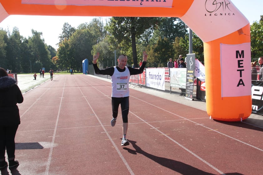 XI Legnica Półmaraton i III Legnicka Dziesiątka, 9 października, Legnica. Dwa najbardziej klasyczne, ulubione dystanse większości biegaczy ? półmaraton i 10 km. Dojazd z Wrocławia do Legnicy jest bardzo prosty i szybki, zarówno samochodem, jak i koleją. Nic, tylko zapisywać się i? biegać!