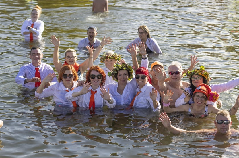 Na zdjęciu wrocławskie morsy podczas oficjalnego otwarcia sezonu 2022/2023 na Morskim Oku - 23 października 2022 r.