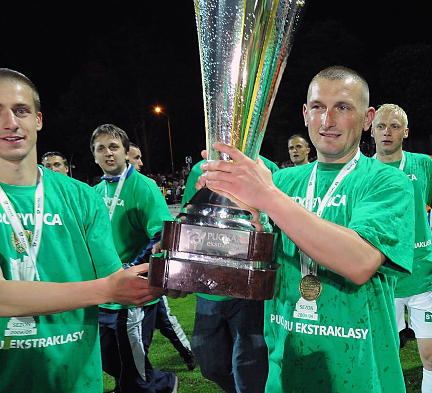 Śląsk z Pucharem Ekstraklasy 2008 rok, puchar trzymają Krzysztof Ulatowski i Piotr Celeban