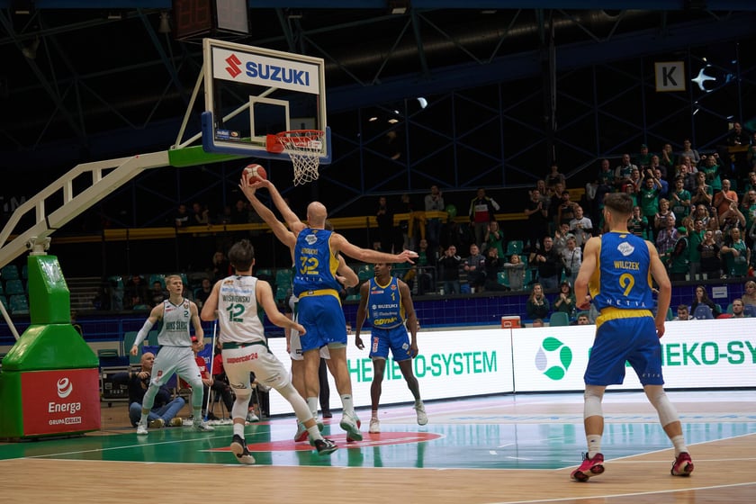 Kibice, cherleaderki i koszykarze podczas meczu Śląsk Wrocław - Arka Gdynia w Hali Orbita, 17 grudnia 2022 r.