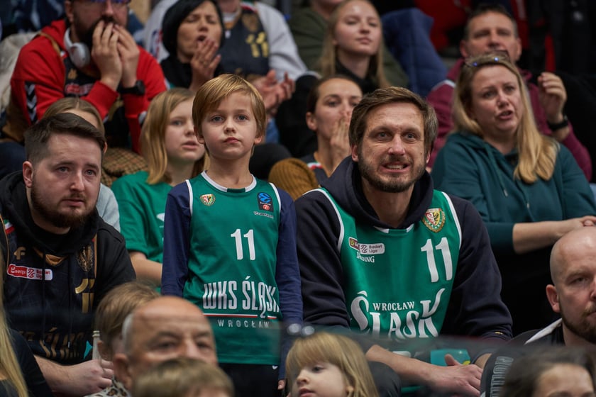 Kibice, cherleaderki i koszykarze podczas meczu Śląsk Wrocław - Arka Gdynia w Hali Orbita, 17 grudnia 2022 r.