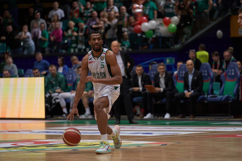 Kibice, cherleaderki i koszykarze podczas meczu Śląsk Wrocław - Arka Gdynia w Hali Orbita, 17 grudnia 2022 r.