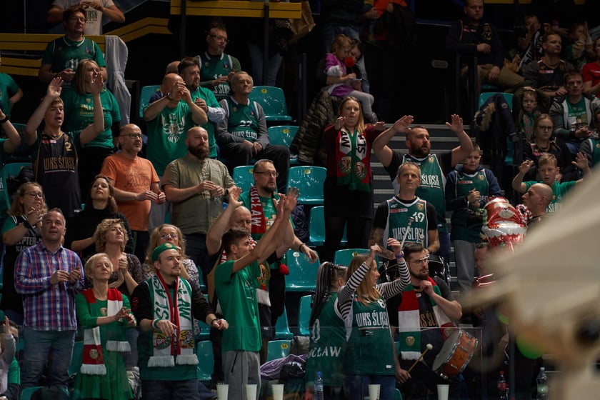 Kibice, cherleaderki i koszykarze podczas meczu Śląsk Wrocław - Arka Gdynia w Hali Orbita, 17 grudnia 2022 r.