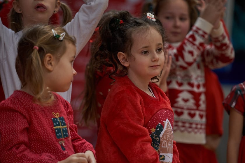 Kibice, cherleaderki i koszykarze podczas meczu Śląsk Wrocław - Arka Gdynia w Hali Orbita, 17 grudnia 2022 r.
