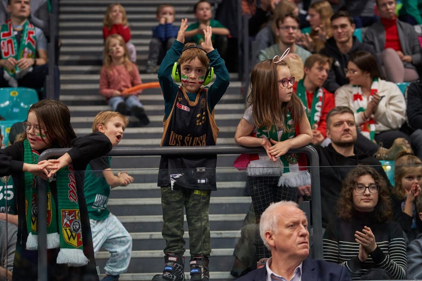 Kibice, cherleaderki i koszykarze podczas meczu Śląsk Wrocław - Arka Gdynia w Hali Orbita, 17 grudnia 2022 r.
