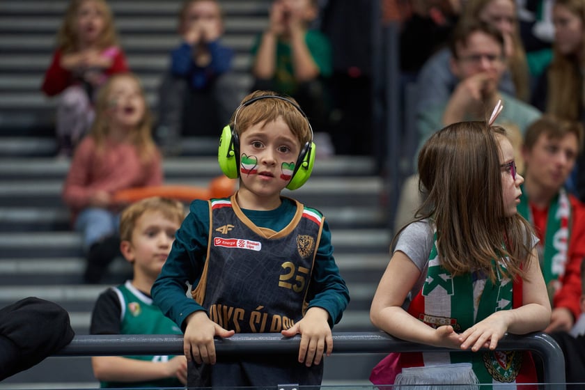 Kibice, cherleaderki i koszykarze podczas meczu Śląsk Wrocław - Arka Gdynia w Hali Orbita, 17 grudnia 2022 r.