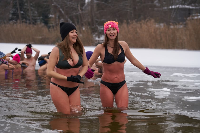 Charytatywne morsowanie dla Rafała Fabicha na Jeziorze Pawłowickim - 18 grudnia 2022 r. - zdjęcia uczestników