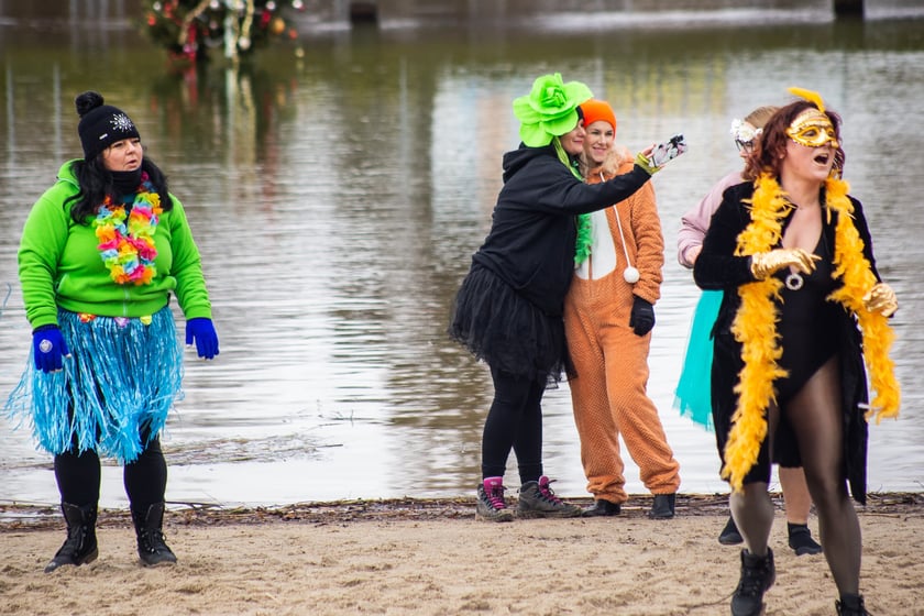 Na zdjęciu wrocławskie morsy podczas karnawałowego morsowania na Morskim Oku