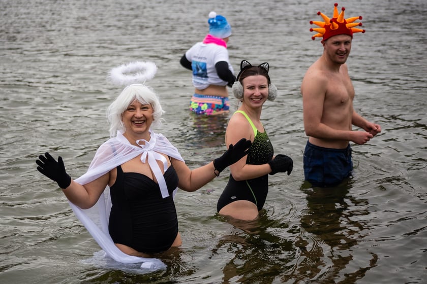 Na zdjęciu wrocławskie morsy podczas karnawałowego morsowania na Morskim Oku