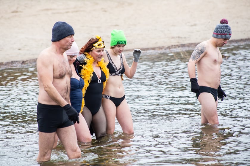 Na zdjęciu wrocławskie morsy podczas karnawałowego morsowania na Morskim Oku