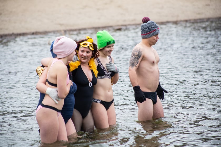 Na zdjęciu wrocławskie morsy podczas karnawałowego morsowania na Morskim Oku