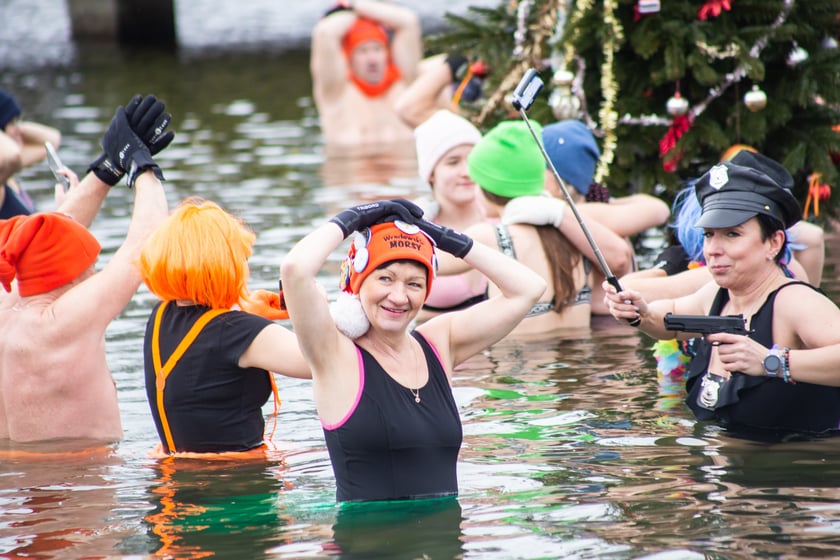 Na zdjęciu wrocławskie morsy podczas karnawałowego morsowania na Morskim Oku