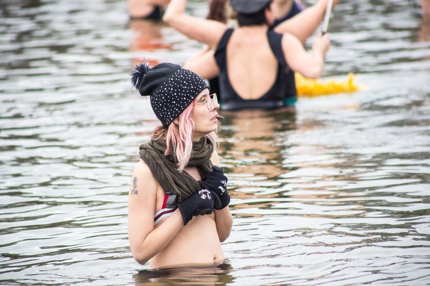 Na zdjęciu wrocławskie morsy podczas karnawałowego morsowania na Morskim Oku