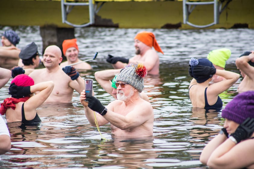 Na zdjęciu wrocławskie morsy podczas karnawałowego morsowania na Morskim Oku