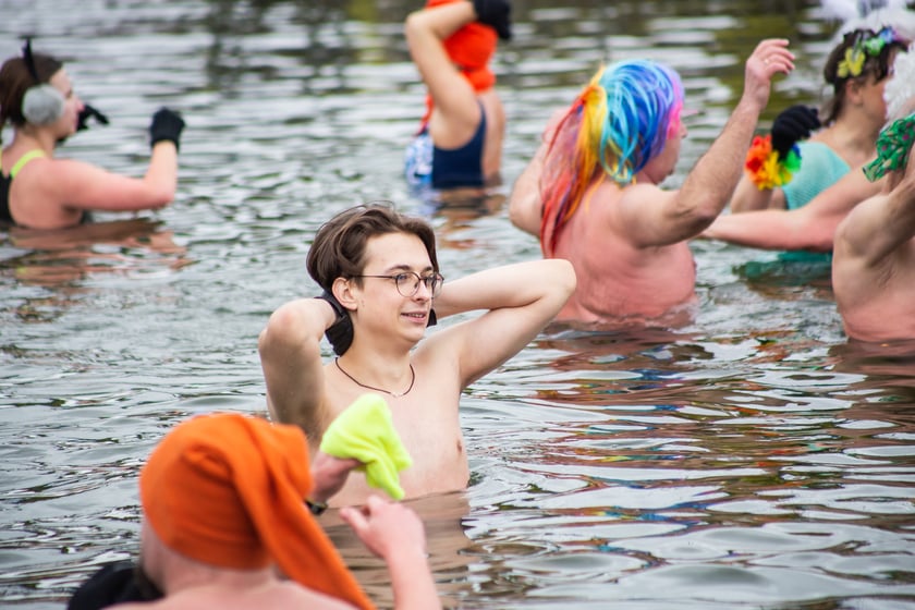 Na zdjęciu wrocławskie morsy podczas karnawałowego morsowania na Morskim Oku