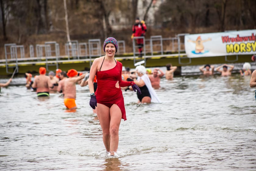 Na zdjęciu wrocławskie morsy podczas karnawałowego morsowania na Morskim Oku