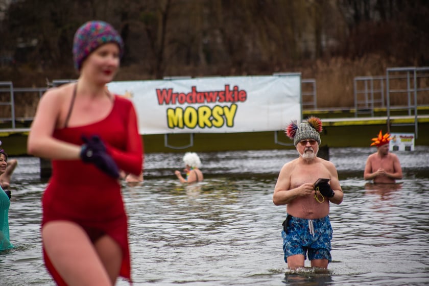 Na zdjęciu wrocławskie morsy podczas karnawałowego morsowania na Morskim Oku