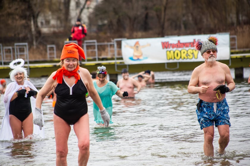 Na zdjęciu wrocławskie morsy podczas karnawałowego morsowania na Morskim Oku