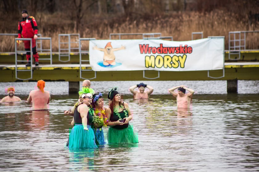 Na zdjęciu wrocławskie morsy podczas karnawałowego morsowania na Morskim Oku