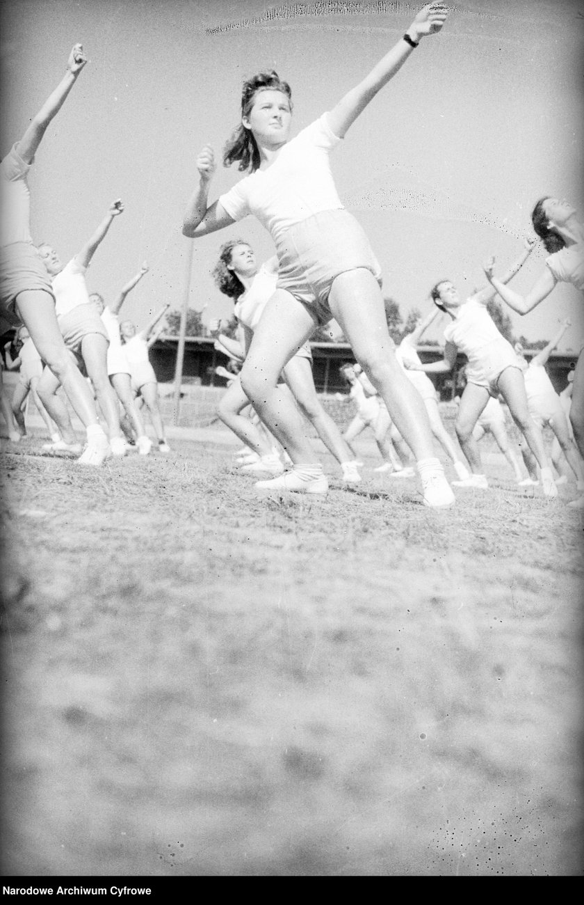 Na zdjęciu widać sportowców na Stadionie Olimpijskim we Wrocławiu. Zdjęcia pochodzą z lat 1945-50