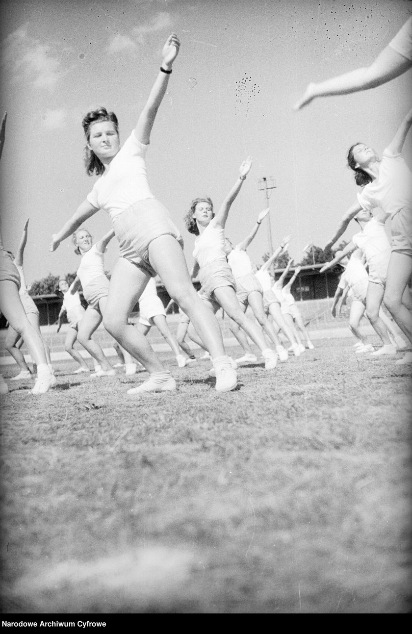 Na zdjęciu widać sportowców na Stadionie Olimpijskim we Wrocławiu. Zdjęcia pochodzą z lat 1945-50