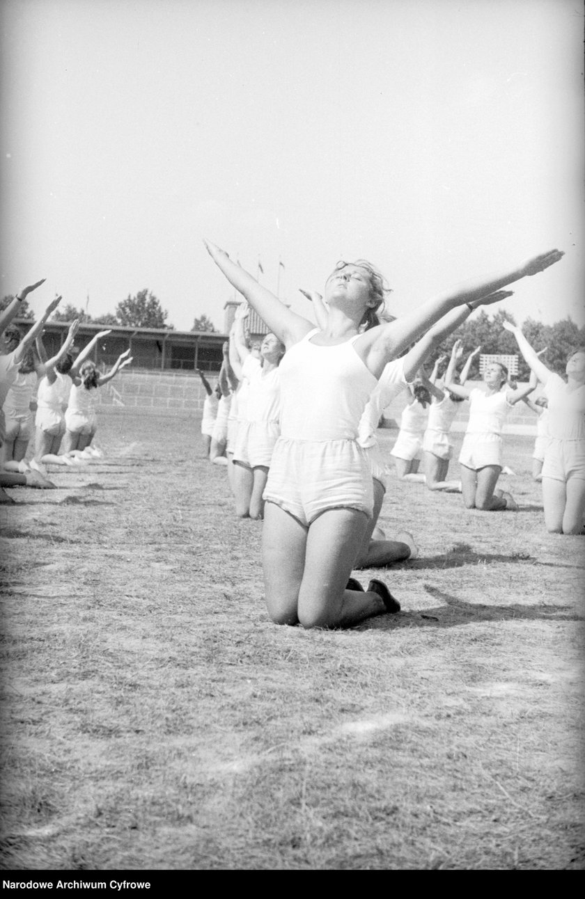 Na zdjęciu widać sportowców na Stadionie Olimpijskim we Wrocławiu. Zdjęcia pochodzą z lat 1945-50