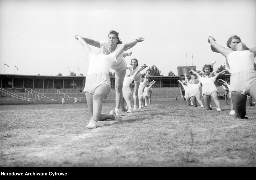 Na zdjęciu widać sportowców na Stadionie Olimpijskim we Wrocławiu. Zdjęcia pochodzą z lat 1945-50
