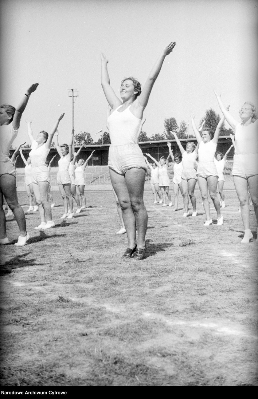 Na zdjęciu widać sportowców na Stadionie Olimpijskim we Wrocławiu. Zdjęcia pochodzą z lat 1945-50