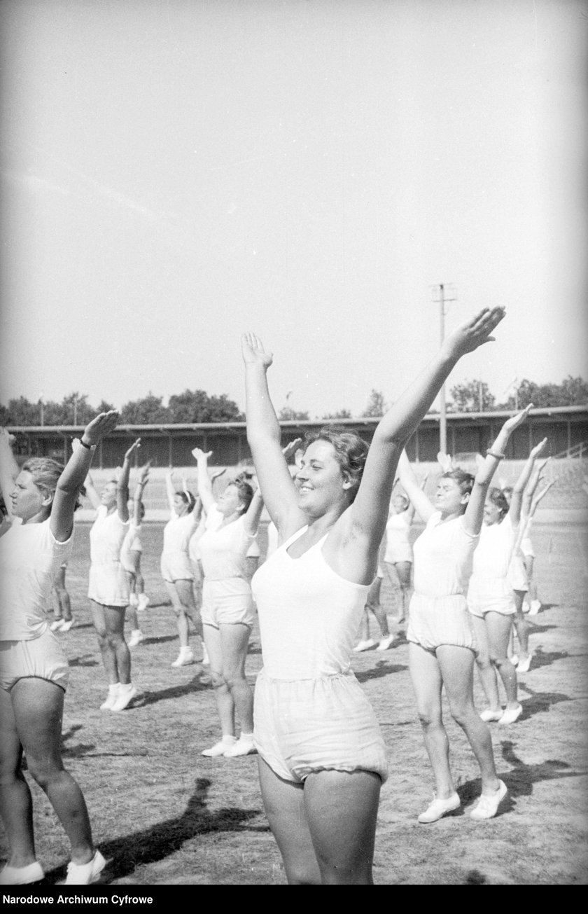 Na zdjęciu widać sportowców na Stadionie Olimpijskim we Wrocławiu. Zdjęcia pochodzą z lat 1945-50