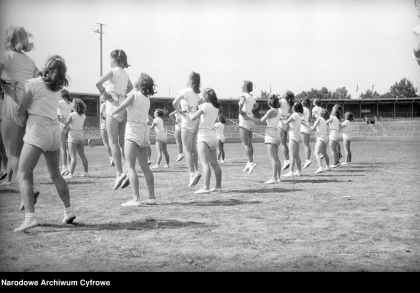 Na zdjęciu widać sportowców na Stadionie Olimpijskim we Wrocławiu. Zdjęcia pochodzą z lat 1945-50