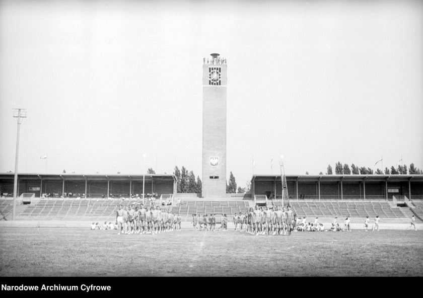 Na zdjęciu widać sportowców na Stadionie Olimpijskim we Wrocławiu. Zdjęcia pochodzą z lat 1945-50
