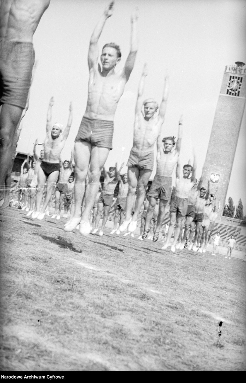 Na zdjęciu widać sportowców na Stadionie Olimpijskim we Wrocławiu. Zdjęcia pochodzą z lat 1945-50