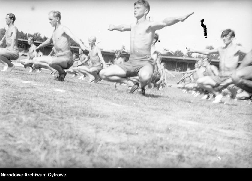 Na zdjęciu widać sportowców na Stadionie Olimpijskim we Wrocławiu. Zdjęcia pochodzą z lat 1945-50