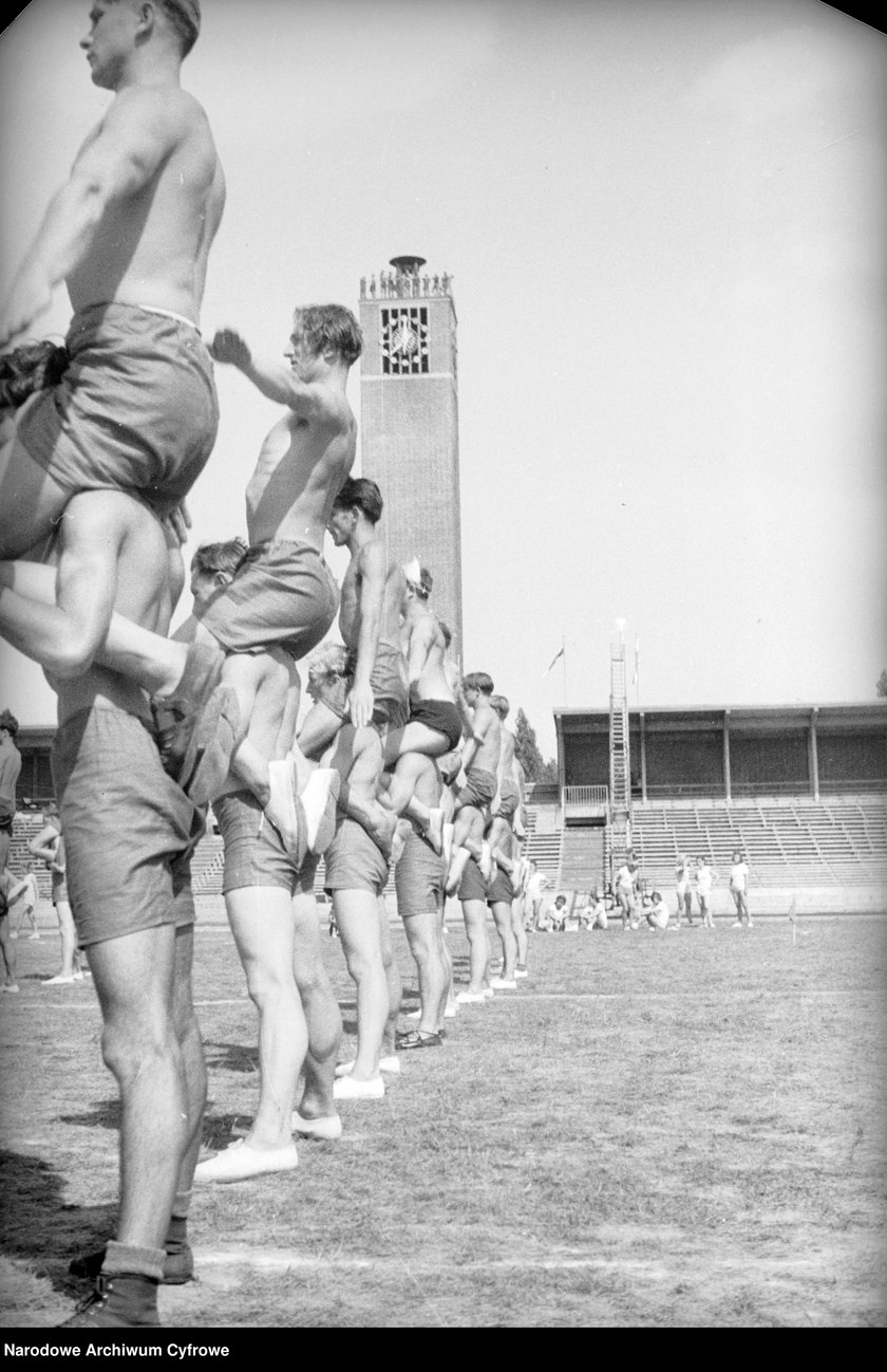 Na zdjęciu widać sportowców na Stadionie Olimpijskim we Wrocławiu. Zdjęcia pochodzą z lat 1945-50