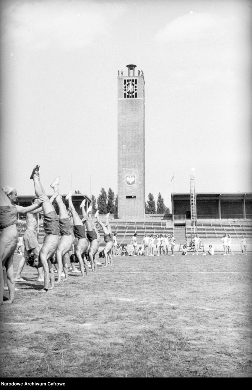 Na zdjęciu widać sportowców na Stadionie Olimpijskim we Wrocławiu. Zdjęcia pochodzą z lat 1945-50