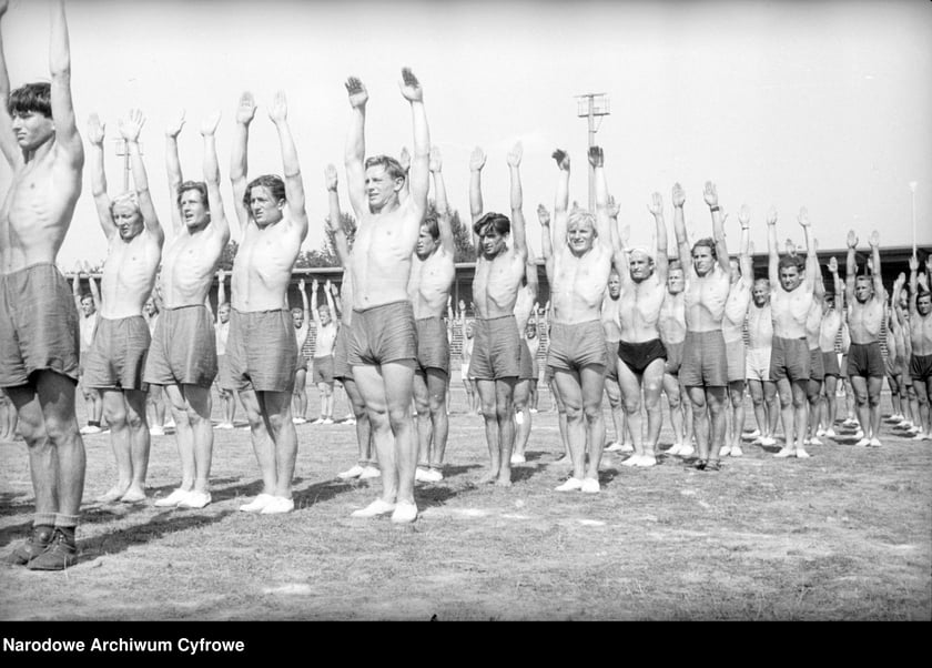 Na zdjęciu widać sportowców na Stadionie Olimpijskim we Wrocławiu. Zdjęcia pochodzą z lat 1945-50