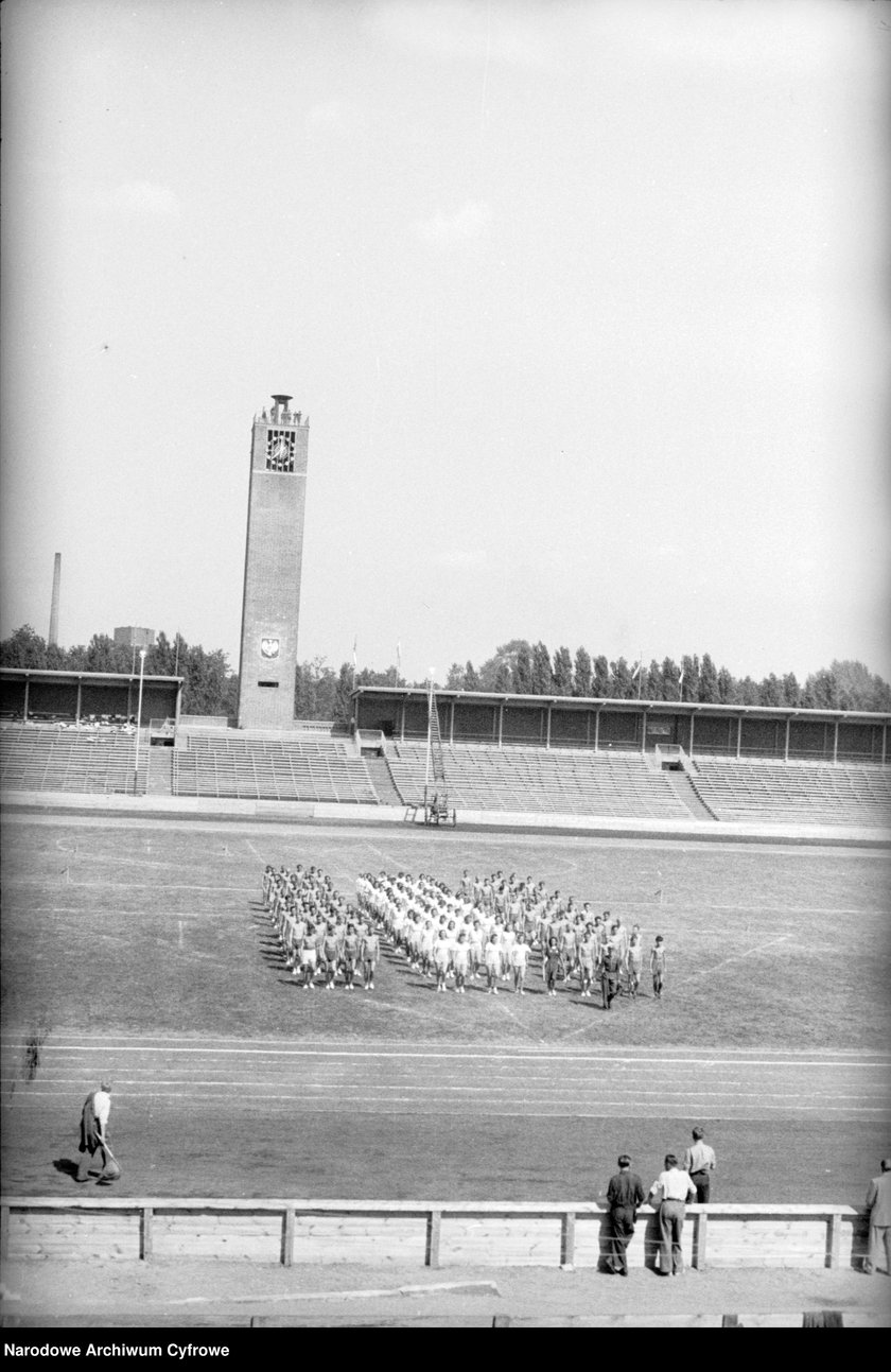 Na zdjęciu widać sportowców na Stadionie Olimpijskim we Wrocławiu. Zdjęcia pochodzą z lat 1945-50