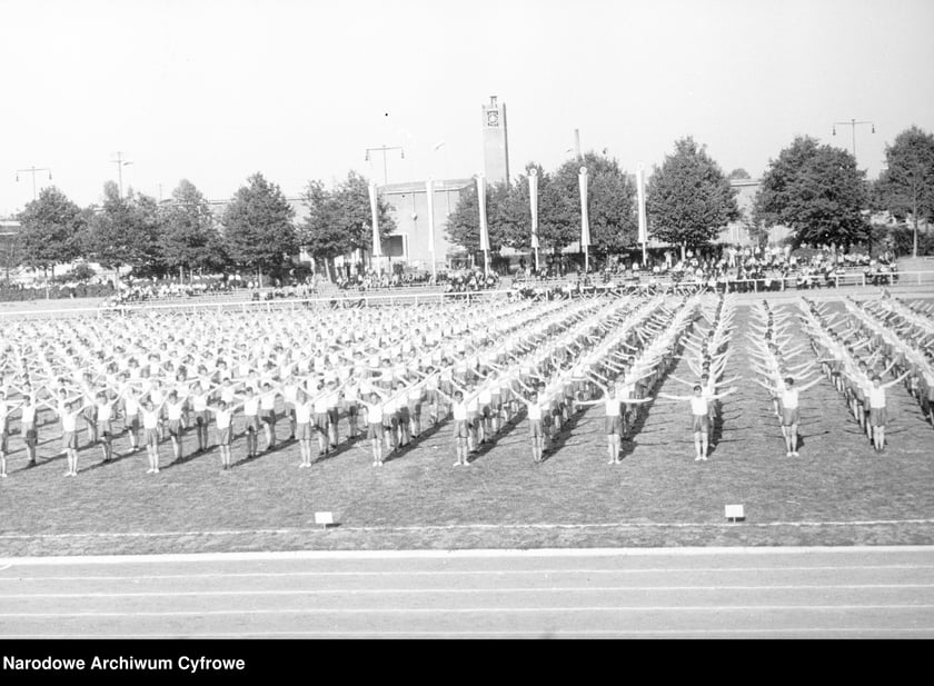 Na zdjęciu widać sportowców na Stadionie Olimpijskim we Wrocławiu. Zdjęcia pochodzą z lat 1945-50