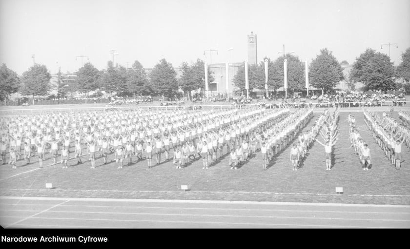 Na zdjęciu widać sportowców na Stadionie Olimpijskim we Wrocławiu. Zdjęcia pochodzą z lat 1945-50